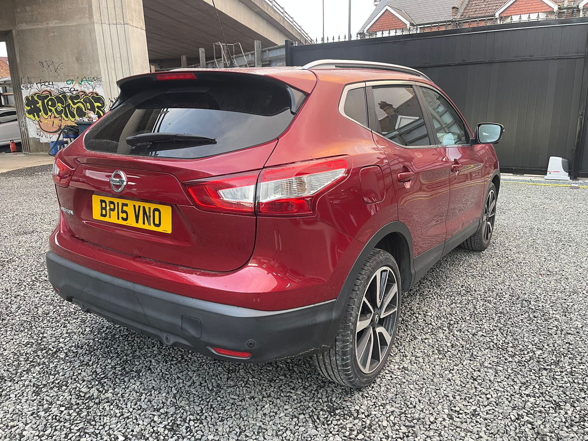 
								2015 Nissan Qashqai 1.2 AUTO full									