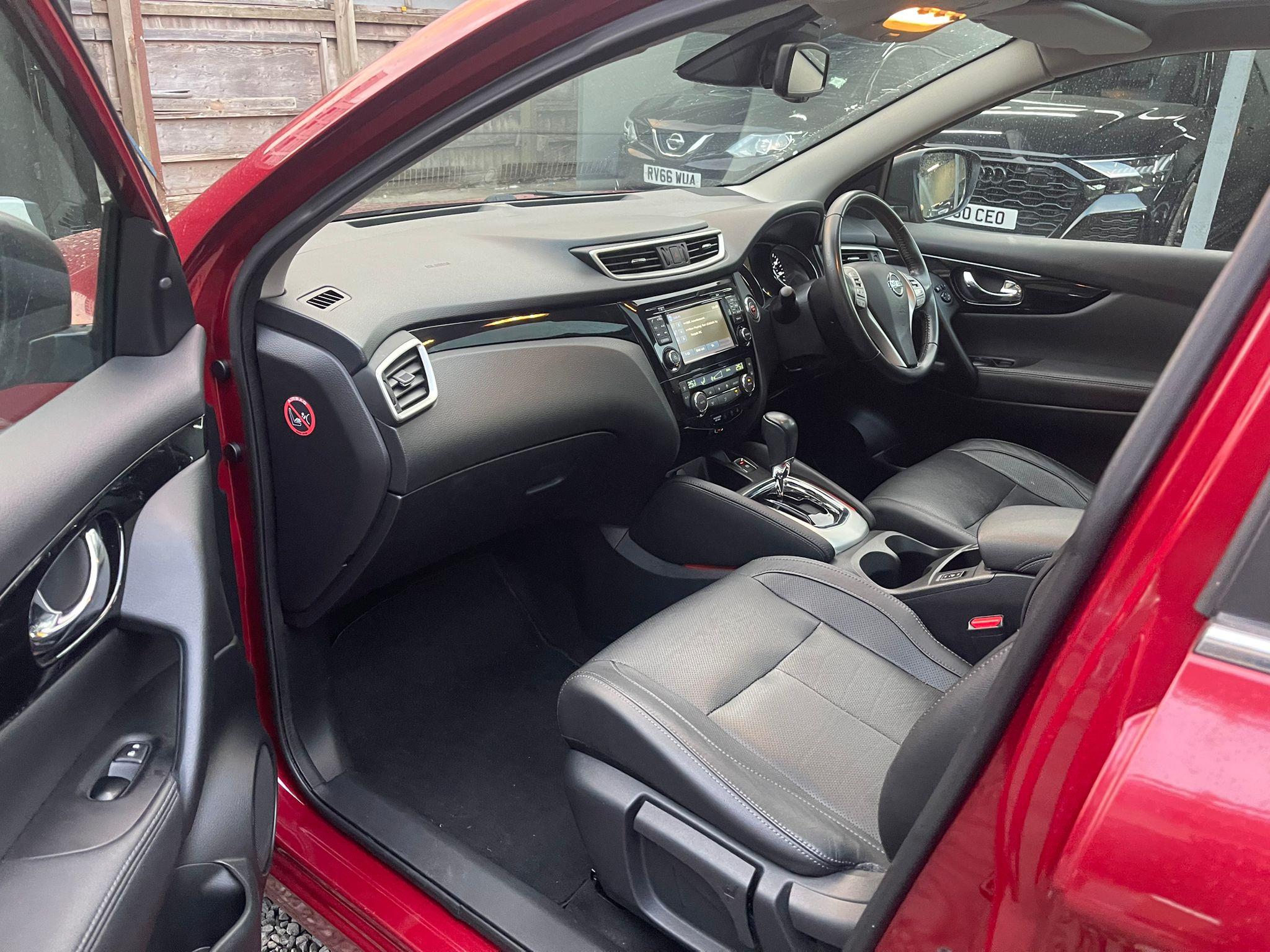 
								2015 Nissan Qashqai 1.2 AUTO full									